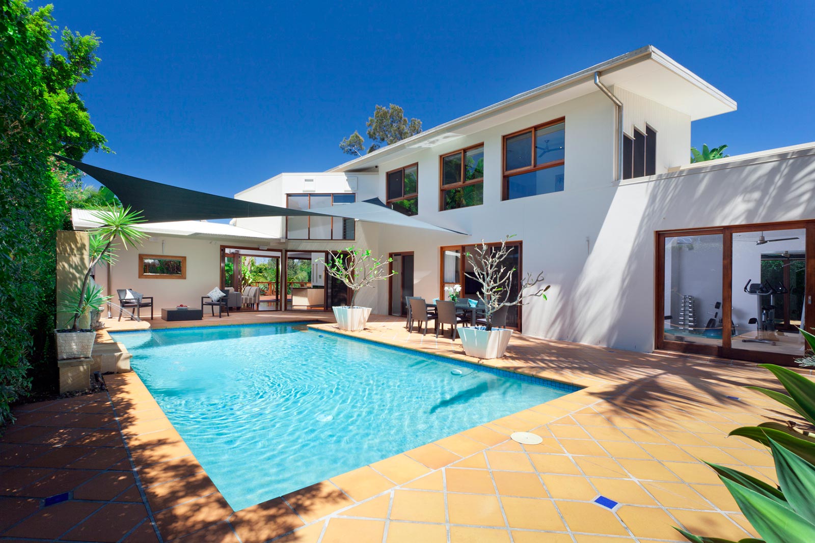 backyard-with-swimming-pool-house